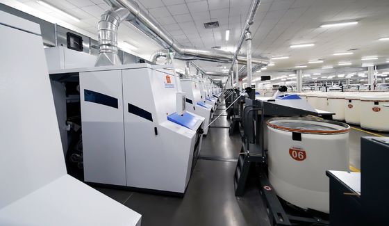 Επαναχρησιμοποιημένο νήμα πολυεστέρου από σύσσωμη μίξη υψηλής περιστροφής 835TPM για υφαντική και πλεκτική εργασία
