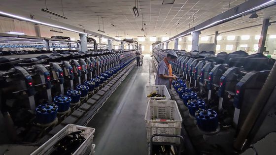 19 Δυνατότητα Πολυεστέρας NE40/1 Δαχτυλίδι Σπουν Νήμα για υφαντική / πλέξιμο σε ειδικό μαύρο
