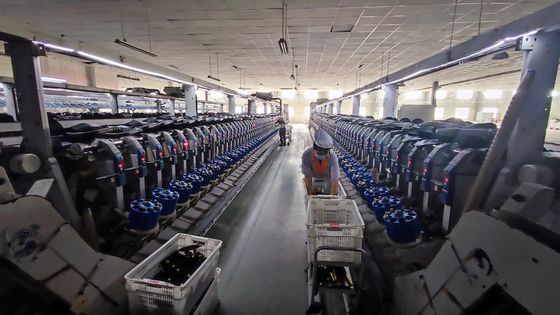 Πιο υψηλή αποδοτικότητα AAgrade 100% Polyester NE21/1 Ring Spun Yarn για πλέξιμο Special Black